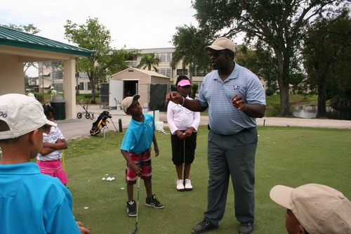 a-men-teaching-golf-to-child