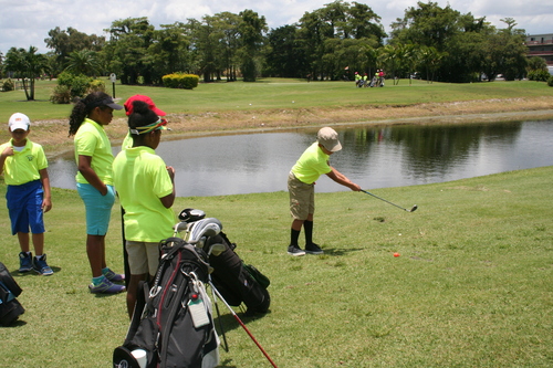 boys-playing-golf