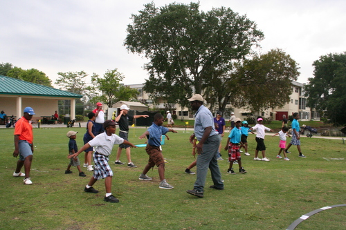 golf-teacher-couching-to-child-5