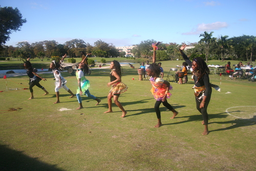 many-girls-dancing-in-golf-event