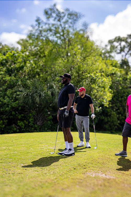 playing-golf-at-the-ground-8