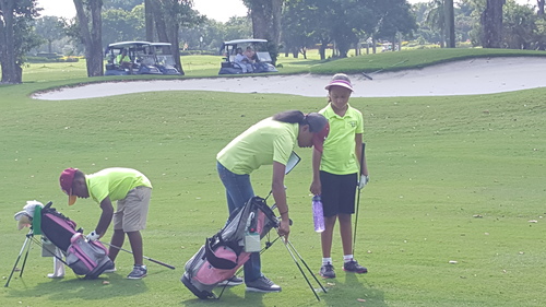 playing-golf-in-the-ground-2