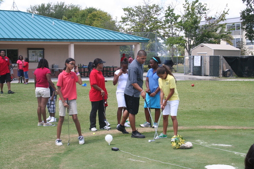 teaching-golf-to-girls